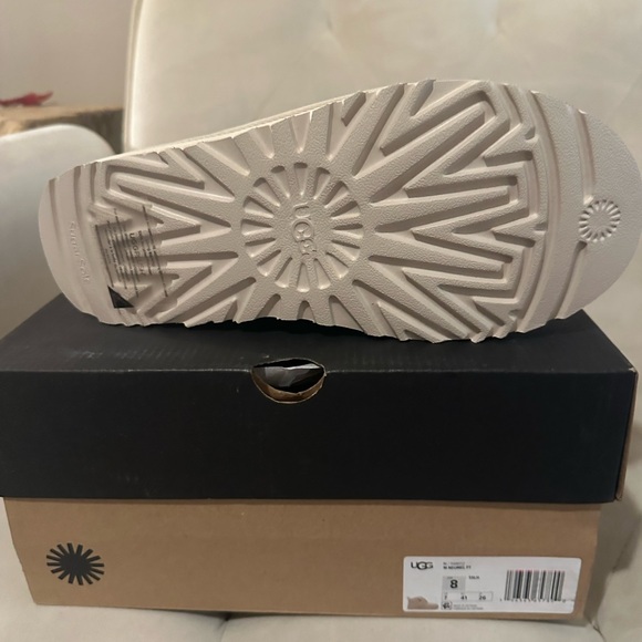 Ugg leather booties NWT - Picture 2 of 2